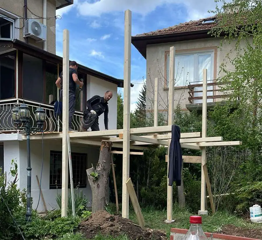 Изработка на Декинг и разширяване на тераса с покрив